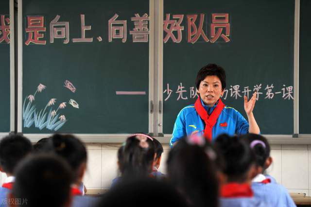 预告片与海报浓墨重彩的“画风”引人入胜，配合沸腾热辣的九宫格火锅，可谓色、香、味俱全，让观众期待值飙升，静待火锅开宴，好戏开场！“火锅搭子”全员布局吊人胃口定场诗藏玄机信息量爆棚“搭台唱戏劝人方，炉火熊熊锅正香